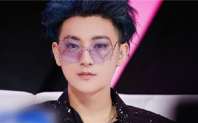 黄子韬吃饭把门牙吃断!