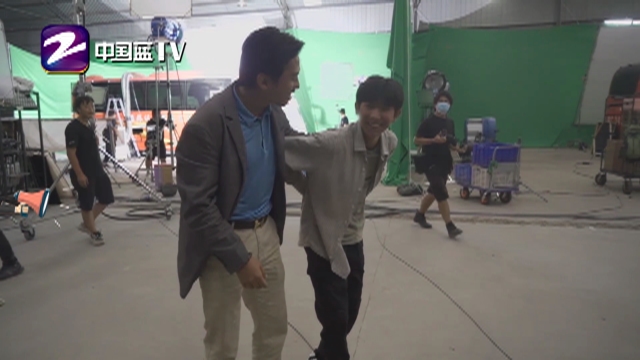 邓超王源互相公主抱