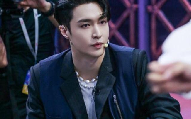 金晨蓝盈莹为张艺兴打call