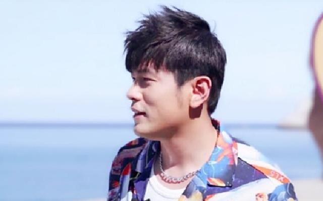 周杰伦首次直播太有排面