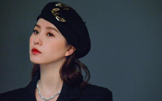 刘诗诗手捧鲜花展现背影杀