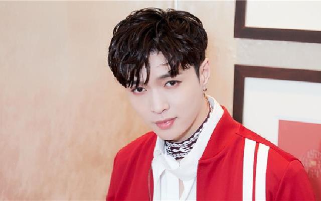 张艺兴现身机场表情呆萌