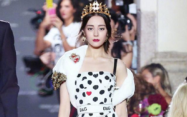 迪丽热巴谈T台首秀