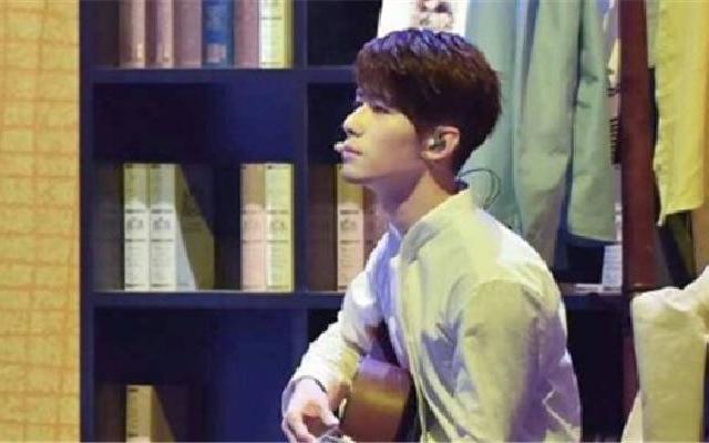 陈学冬解锁玩手机新姿势 