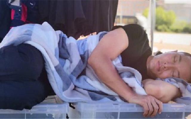 贾乃亮拍戏睡在收纳箱上 