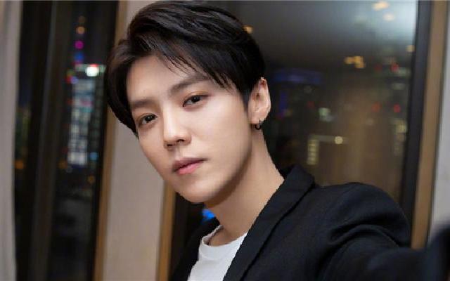 鹿晗回应“我没驼背”