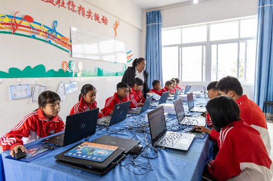 1680566912733442.jpg?x-oss-process=style/w10 图为陈元春在编程兴趣小组上课.jpg?x-oss-process=style/w10