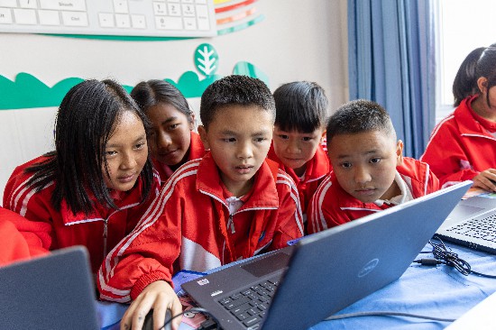 1680567377335371.jpg?x-oss-process=style/w10 图为勐董镇中心完小的学生们合作完成编程作品.jpg?x-oss-process=style/w10