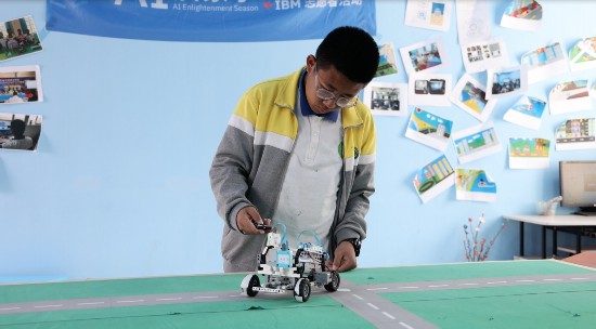 1680567014364944.png?x-oss-process=style/w10 图为陆天濠调试编程赛车.png?x-oss-process=style/w10