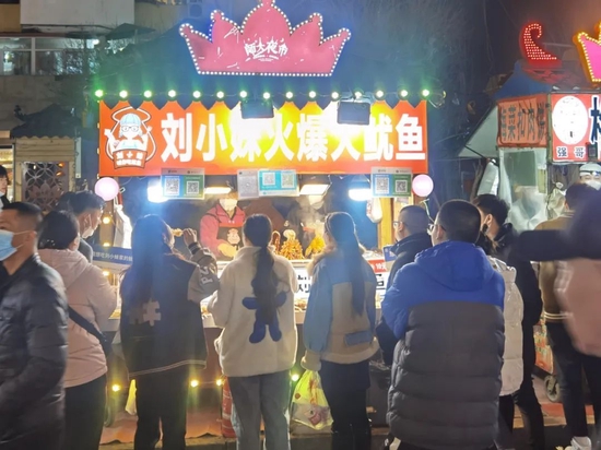 食客耐心等待
