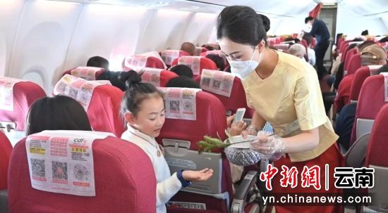 4月12日，祥鹏航空“喜迎泼水节，祥鹏送吉祥”主题航班。白春雨 边红丽 摄