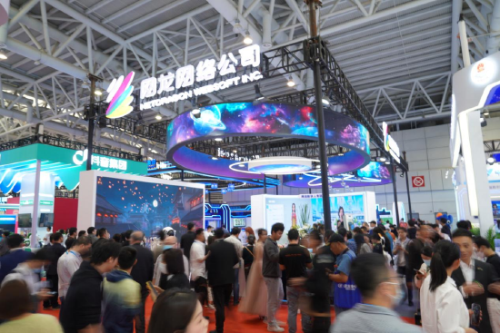 网龙展区吸引大量观众驻足参观