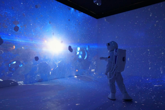 网龙360°数字艺术沉浸式光影体验空间展出多个国际沉浸光影大作，图中作品：可以实验室《宇宙微尘》