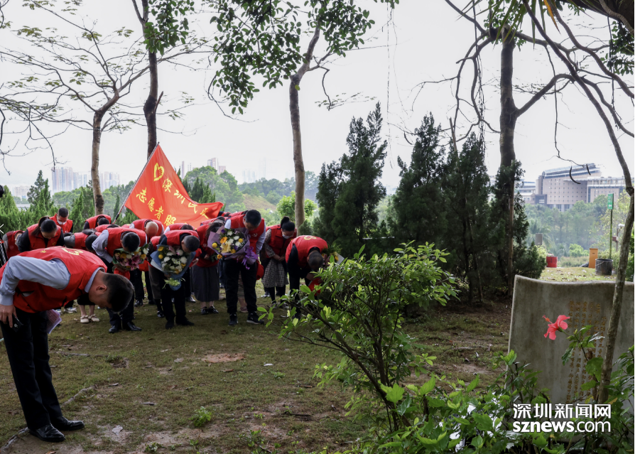 深圳市殡葬服务中心以鲜花之仪，祭奠丛飞先生、邢丹女士。