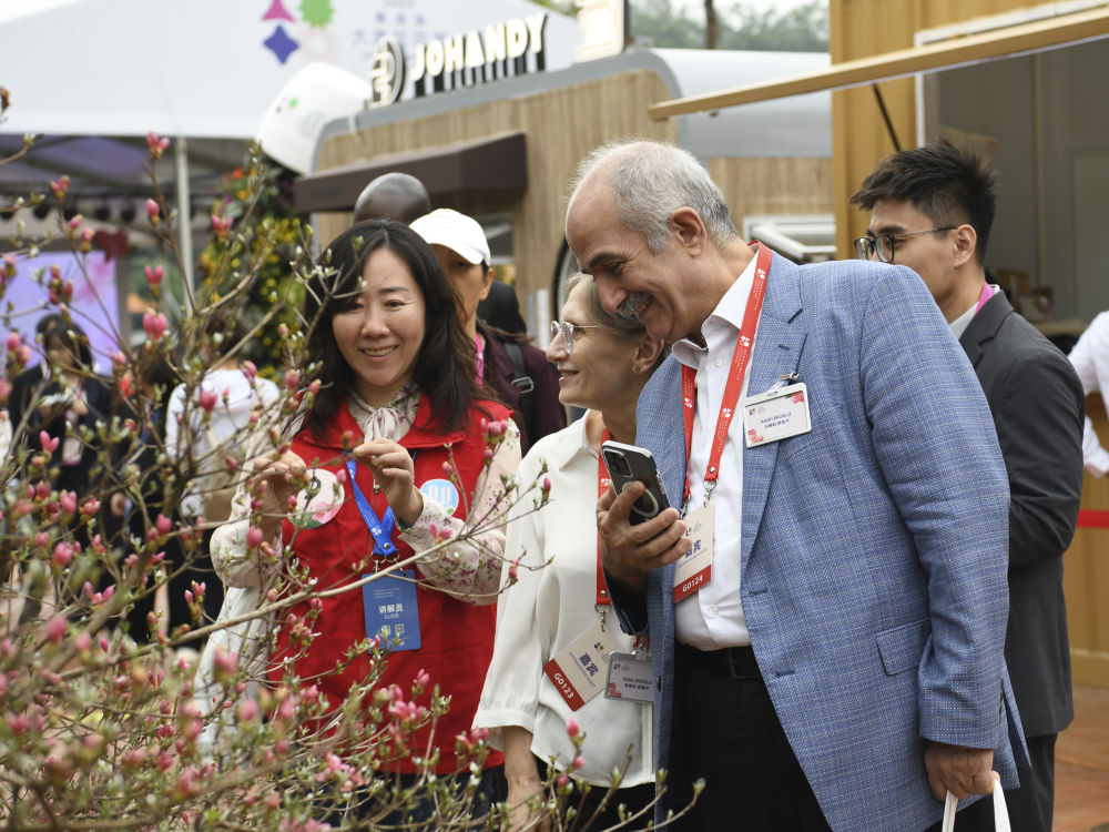 4月8日，外国嘉宾在2023粤港澳大湾区花展现场赏花。新华社记者 梁旭 摄