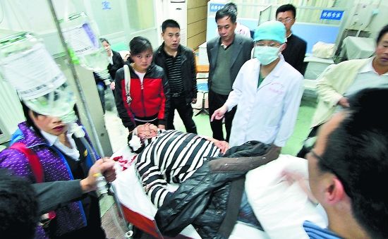 医生正全力抢救伤者