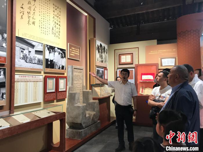 5月10日，近80名在京新疆籍务工经商人员参观蒙藏学校旧址。图为参观现场。　陈建新　摄