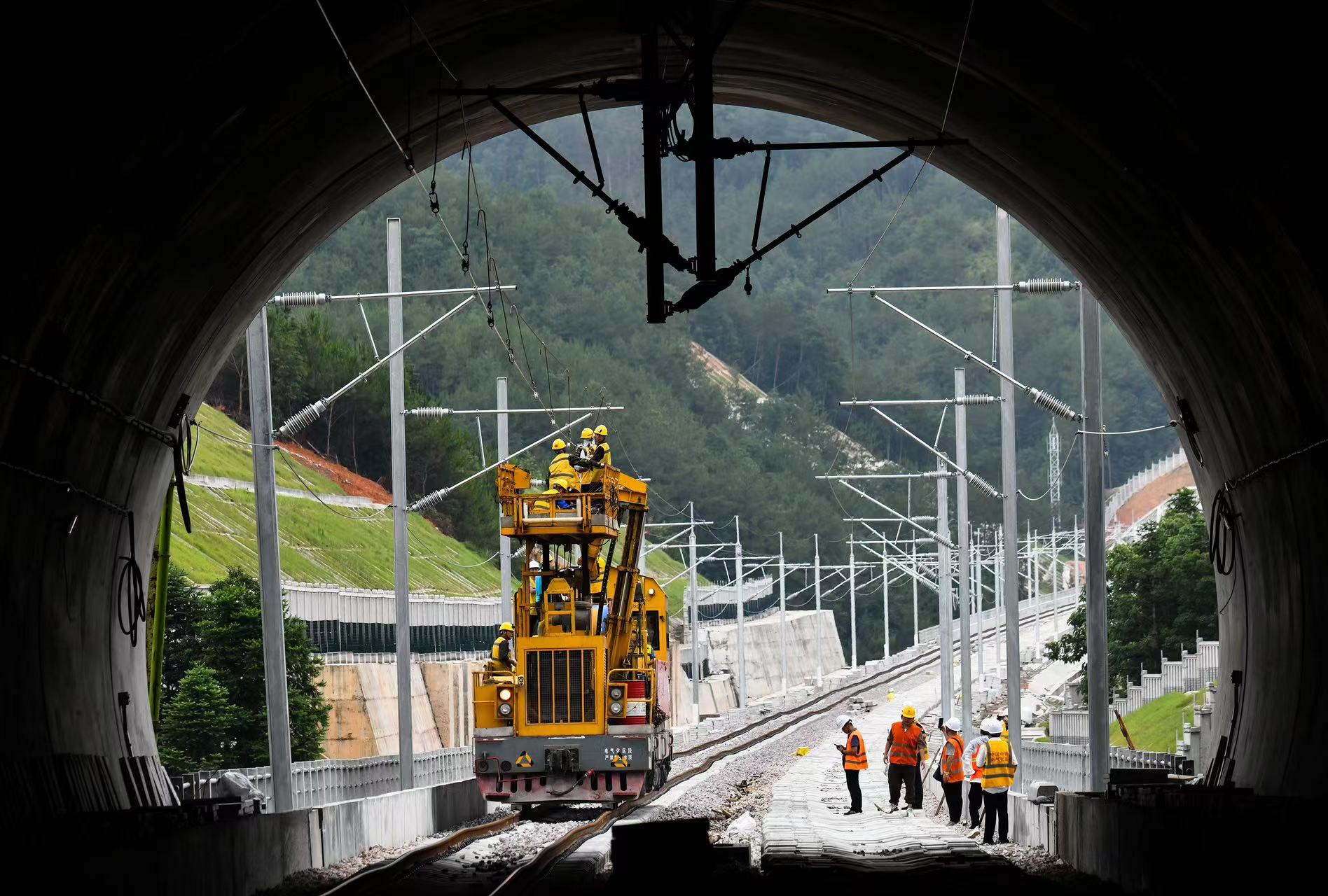 龙龙铁路首条接触网导线成功架设_墨客科技|重庆网络安全检测|重庆