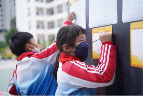 参与体验的同学正在写下自己参与集市的感受及作品优化意见 参与体验的同学正在写下自己参与集市的感受及作品优化意见