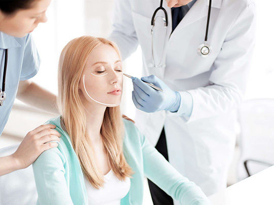 新氧事件揭开的仅仅是医美行业乱象的冰山一角。为医疗美容乱象买单的，最终还是消费者。