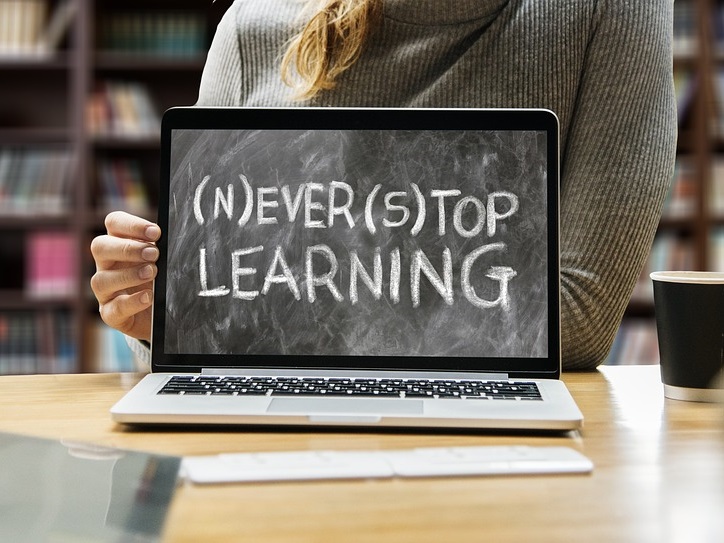 《关于规范校外线上培训的实施意见》近日出台，K12线上教育行业步入监管新阶段。