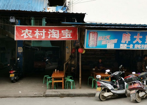 随着政策就位、市场成熟、数字技术发展和大量人才返乡，农村电商迎来全面井喷的“黄金时代”。