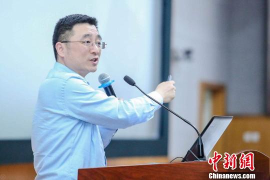 图为翁恺在上课。浙大提供