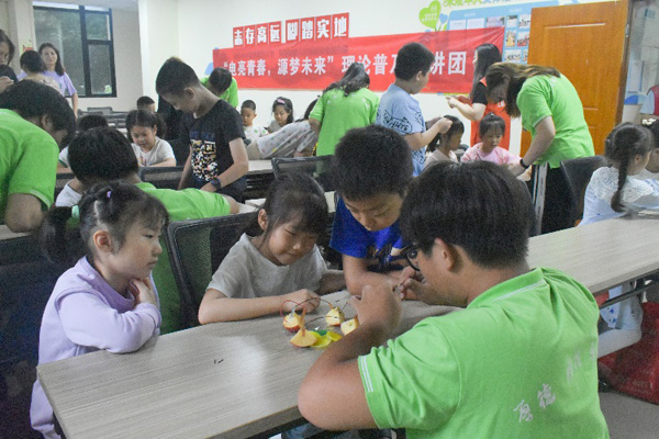 图为科普课堂之水果发电小实验环节。重庆电力高专供图