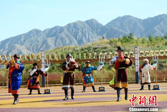 图为民族服饰展示。　乌仁花　摄