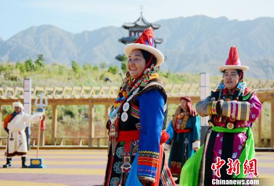 图为民族服装表演。　乌仁花　摄