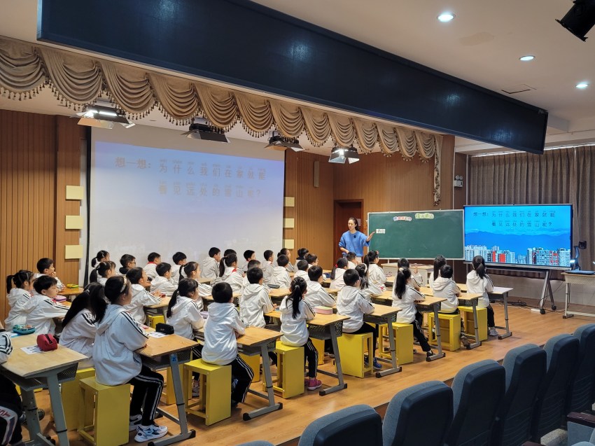 ”随处可见的绿水青山：精品课录制现场。成都市生态环境宣传教育与对外交流合作中心供图