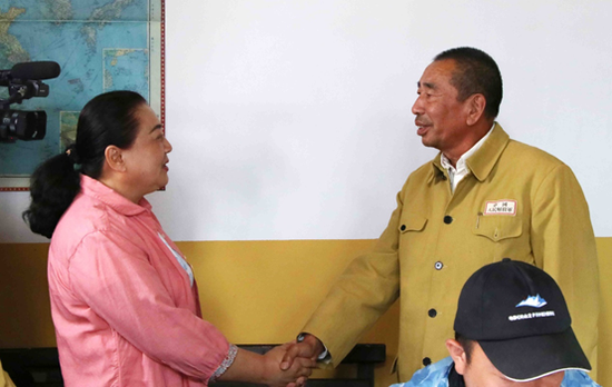 魏凤云（左）与电影中王震扮演者逯长恩（右）交流。