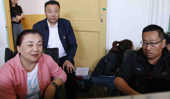 魏凤云（左一），朱卫星（左二）与电影《天山之子张仲瀚》导演丁震（右）交流。