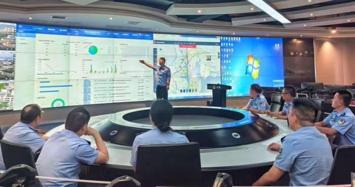 指挥中心民警正在介绍园区警务管理服务平台.jpg