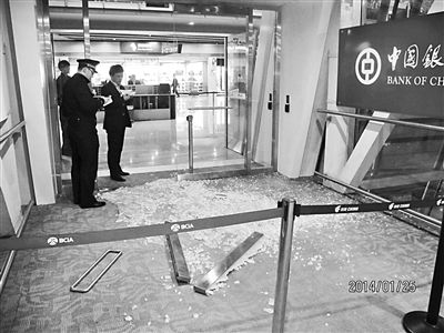 醉汉赶飞机迟到强行登机被阻 砸坏机场玻璃门