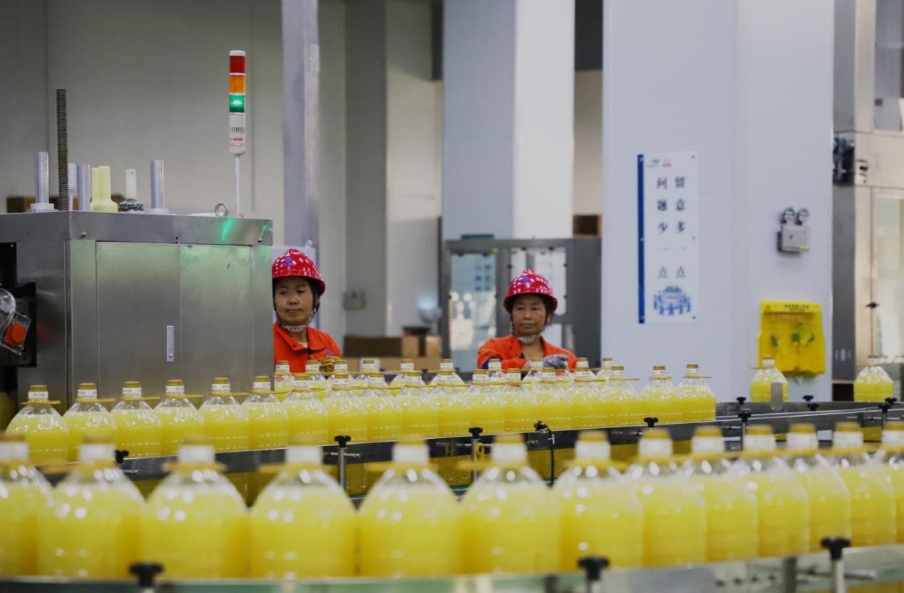 益海嘉里（兰州）粮油工业有限公司内，工人们正在生产线上忙碌着。人民网记者 王文嘉摄