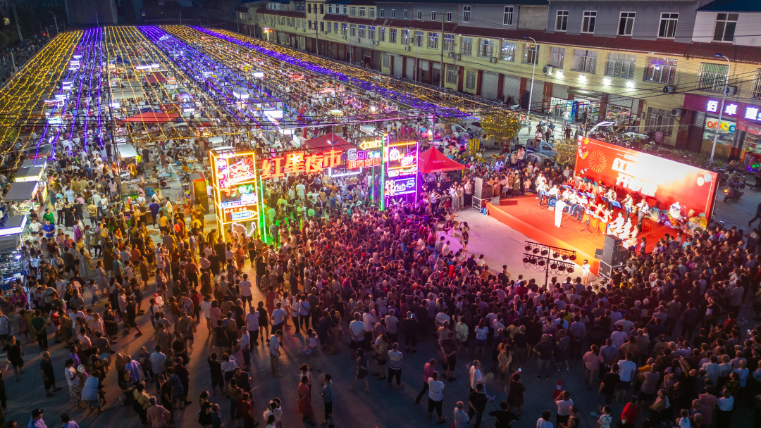 红星夜市里,市民游客摩肩接踵。.jpg