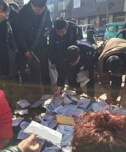 國際快件地攤上被叫賣