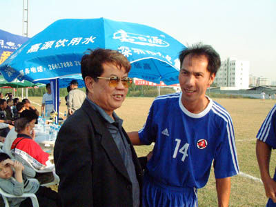 2003年，曾雪麟与香港队的顾锦辉在深圳重遇。