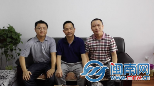 闽南网总编辑李贤斌（右一）、运营总监张宗伟（左一）与网盟秘书长朱浩仁座谈