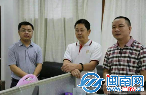闽南网总编辑李贤斌（右一）、运营总监张宗伟（左一）在湘潭在线考察