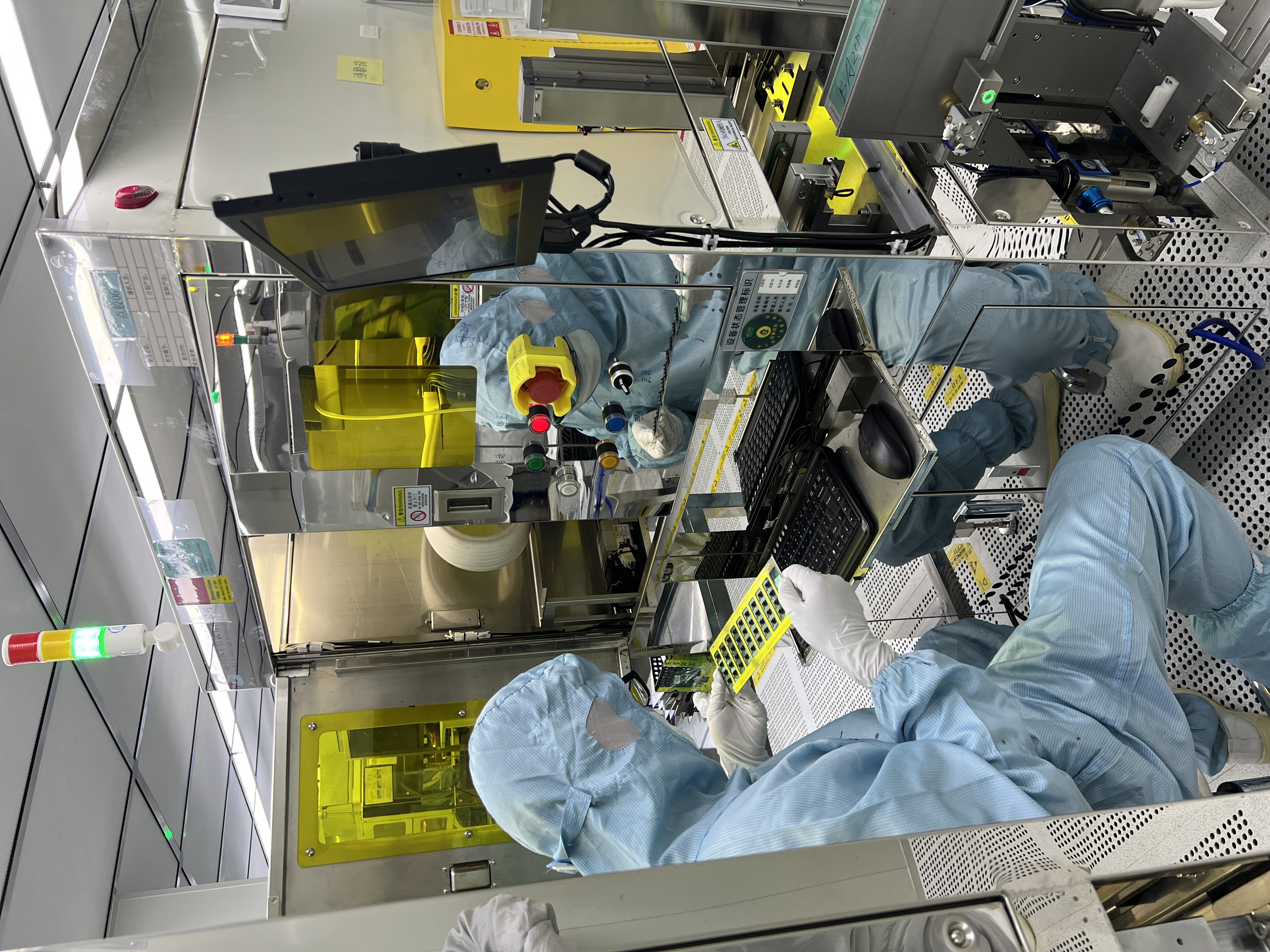 工程师对优化后自动点胶的产品进行检查。人民网 欧阳易佳摄