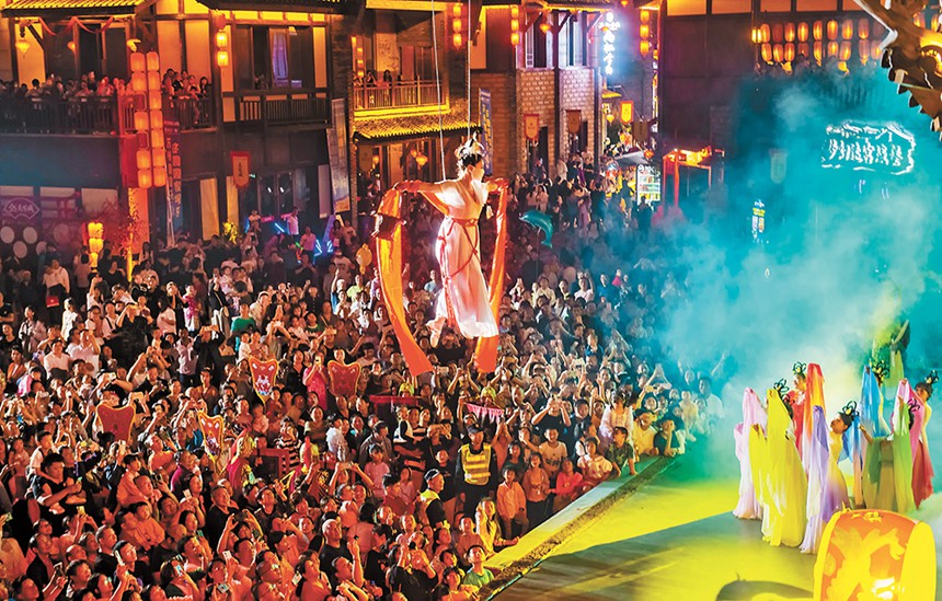 9月29日,万州区天生城文旅街区,“嫦娥奔月”“京剧脸谱”等民俗文化互动活动精彩纷呈,中秋节日氛围浓。特约摄影 冉孟军/视觉重庆