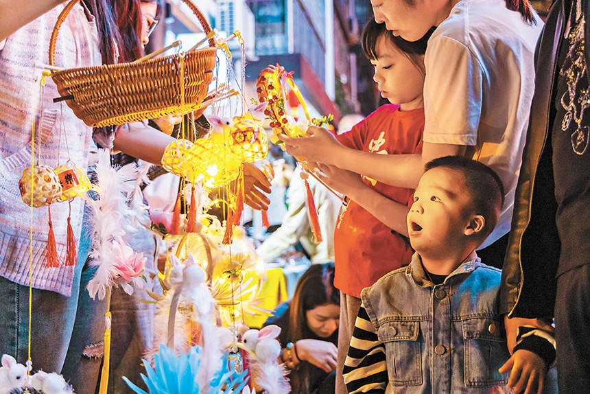 9月29日,荣昌夏布小镇,小朋友被美丽的花灯吸引。记者 尹诗语 摄/视觉重庆