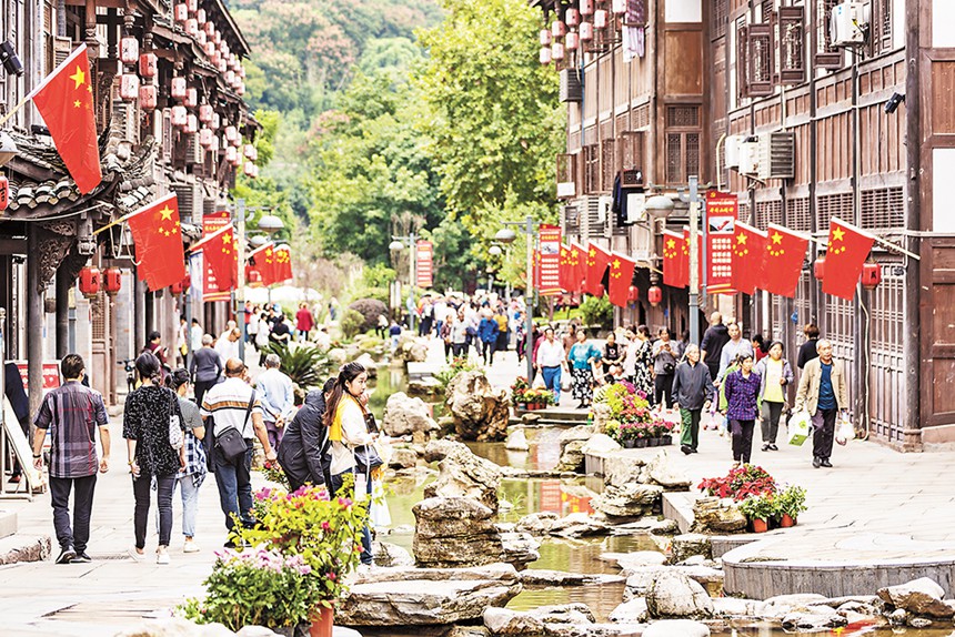 9月29日,潼南双江古镇,市民和游客们正在游览古镇。记者 尹诗语 摄/视觉重庆
