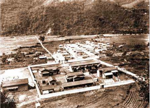 40年代的川中岛社(今称清流部落)，图左下角的就是当时的“蕃童教育所”，图中助以围墙的是当时的“驻在所”(包含办公住所、警察宿舍、医疗所及其他建筑)。“驻在所”右上方罗列着部落人的住屋。