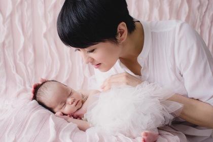 梁咏琪打喷嚏吓哭女儿爱犬舔baby脚底安慰
