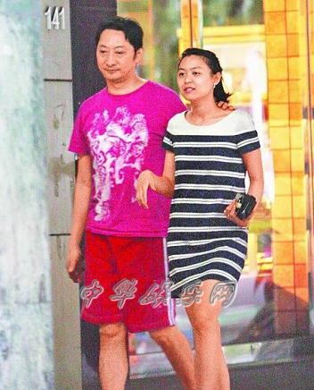 45岁九孔对小17岁女友上下其手 疑似同居试婚(图)