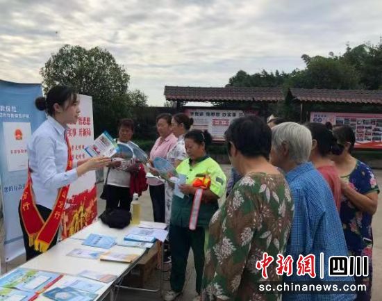 “金融知识进乡镇”宣传活动现场。成都银行 供图