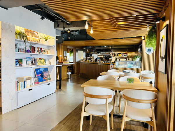 设立于三联书店湾仔文化生活荟的共享工作空间“afterword lounge”。香港联合出版集团供图